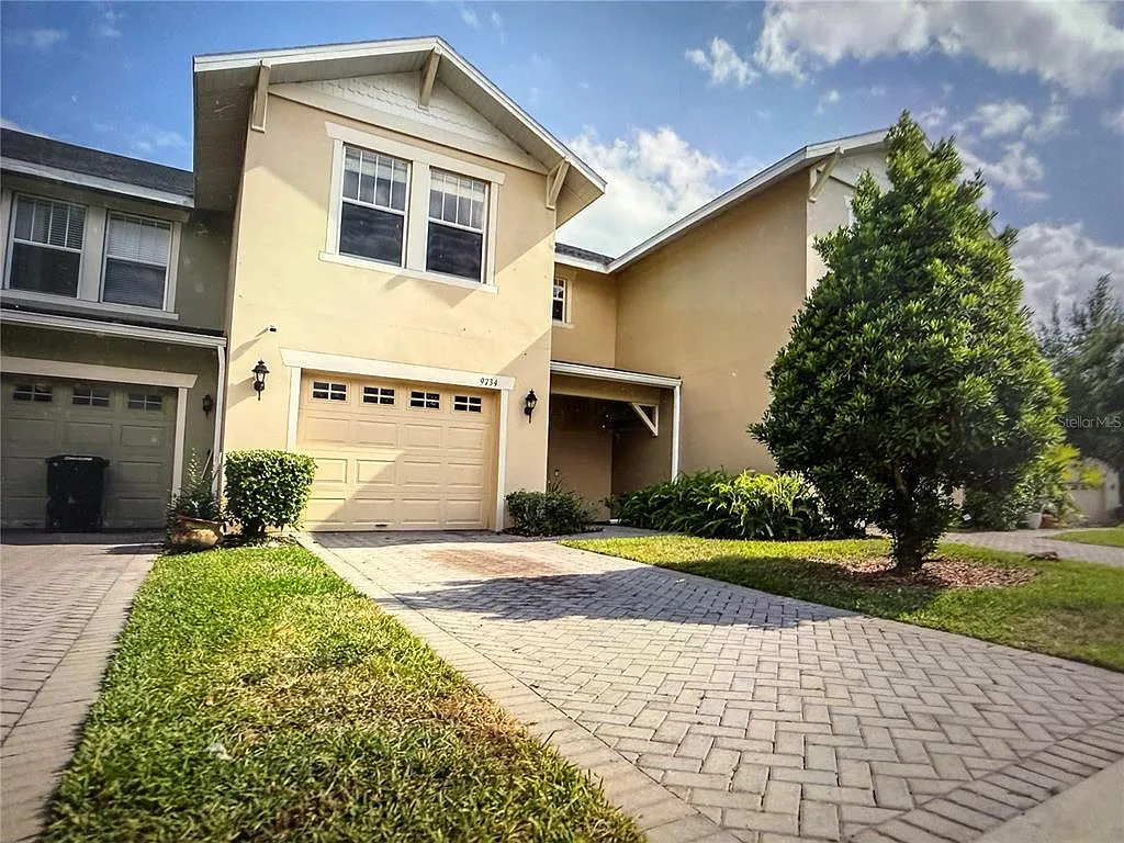 3 bed, 3.0 bath, 1818 sqft, $2,400 — Photo 2