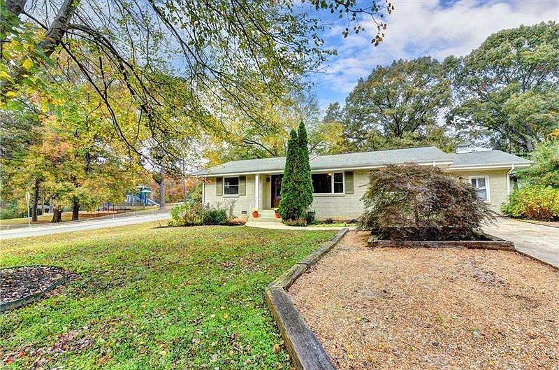 1st image of 821 Lake Ct SE