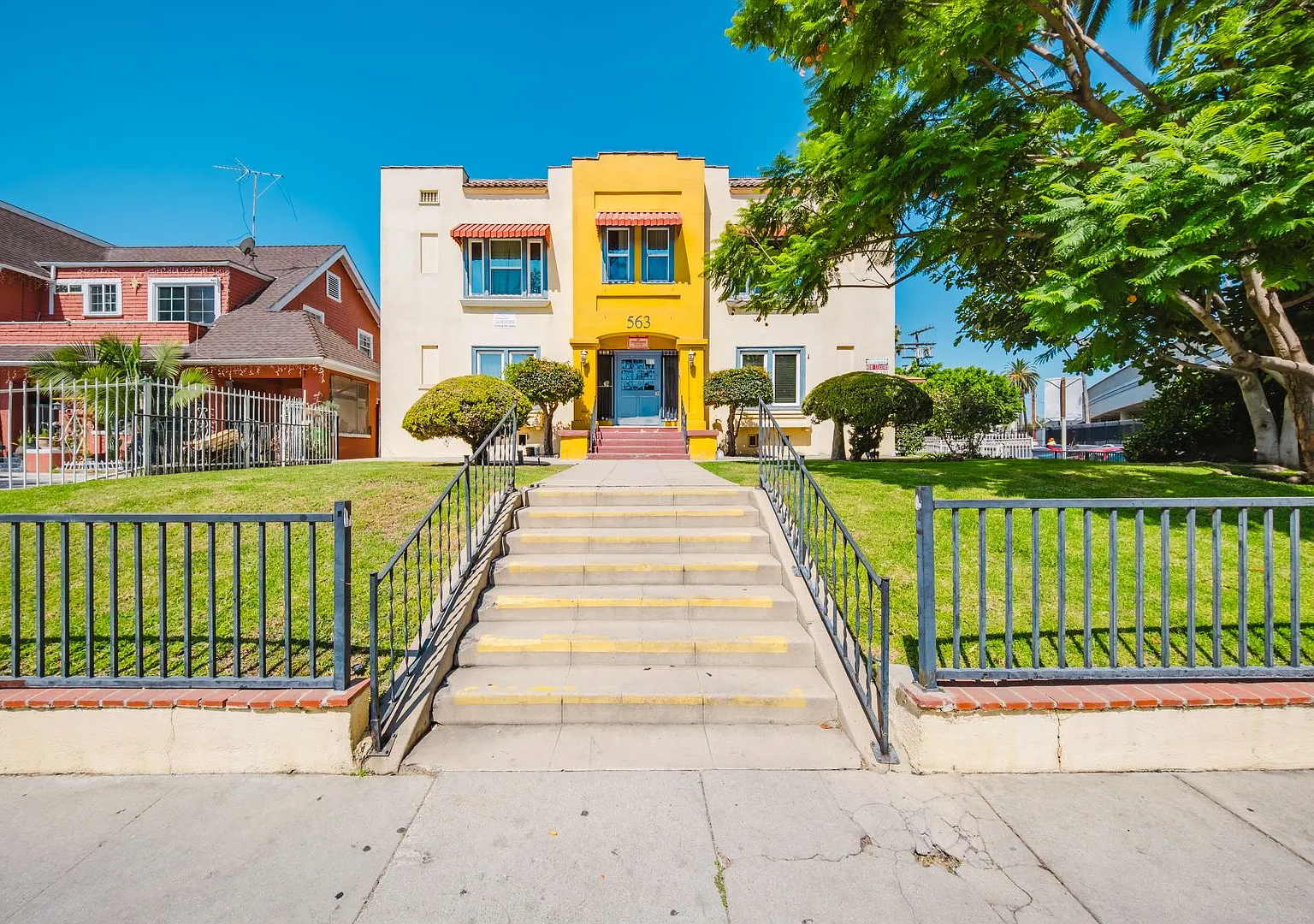 563 N Heliotrope Dr — Photo 1