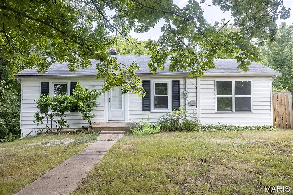 3 bed, 1.0 bath, 1228 sqft, $1,600 — Photo 2