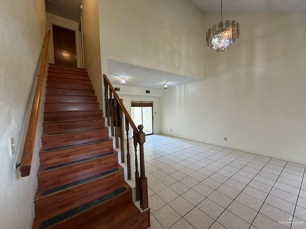 3 bed, 2.5 bath, 1626 sqft, $1,300 — Photo 2