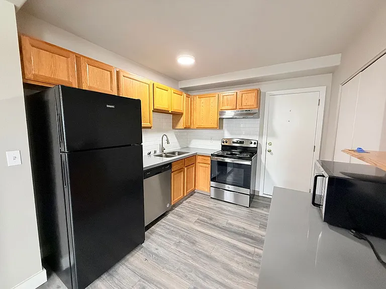 Farrah Apartments: 1 & 2 Bedroom Renovated Units — Photo 28