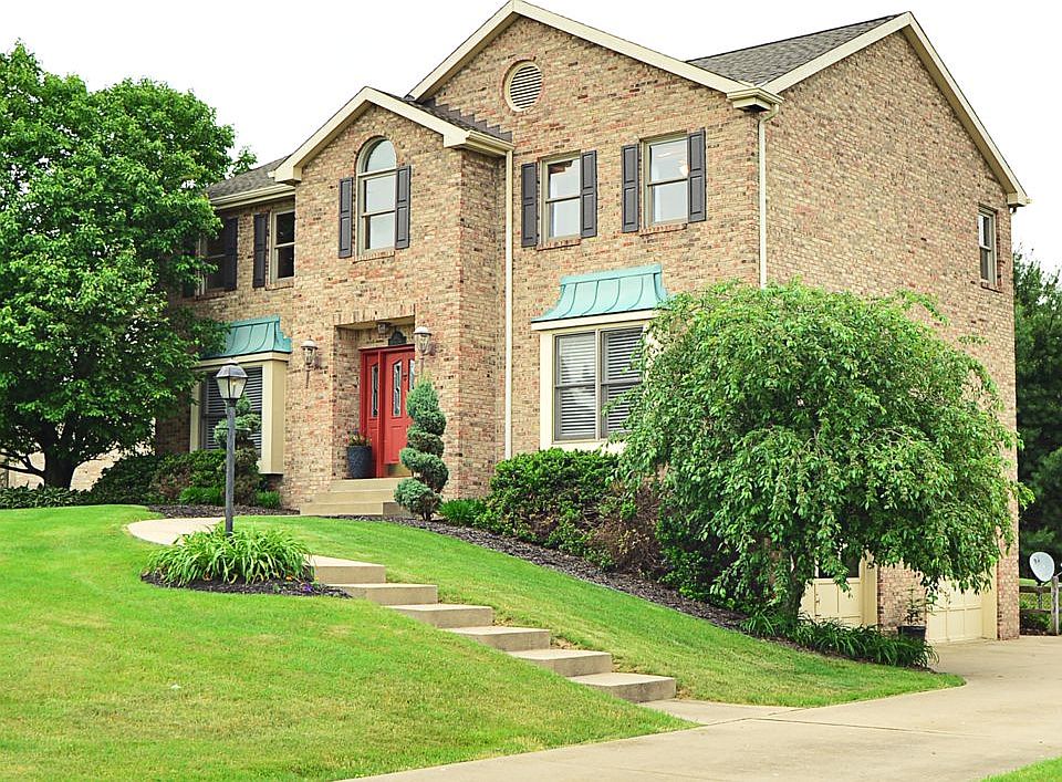 1st image of 302 Hillcrest Dr