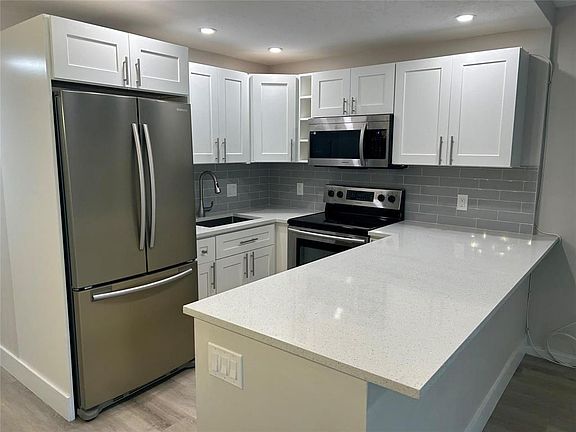 2nd image of 423 MARKHAM T #423