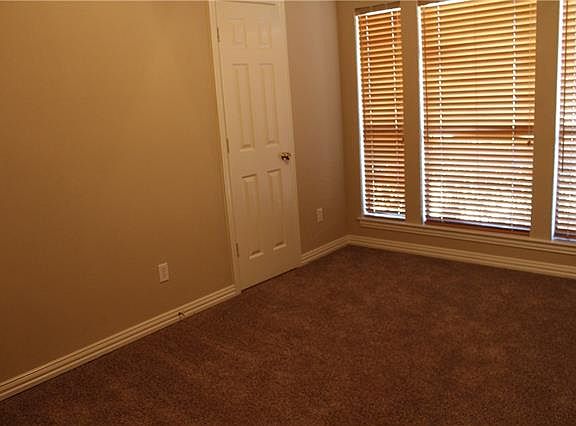 4th image of 725 Meadow Lake Dr