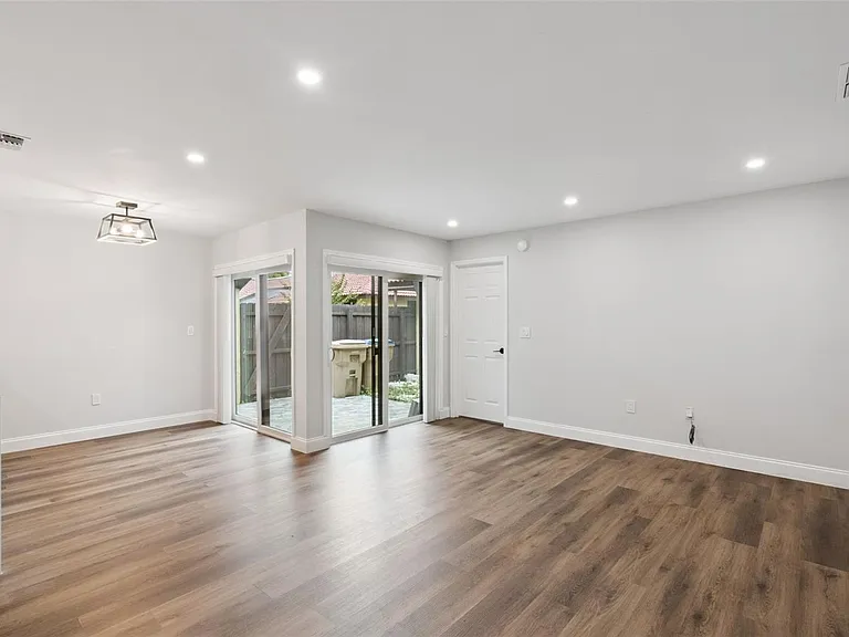 530 Hunter Cir — Photo 5