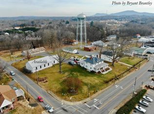 106 N Key St, Pilot Mountain, NC 27041