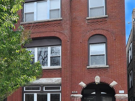 2nd image of 838 N Hoyne Ave #1R