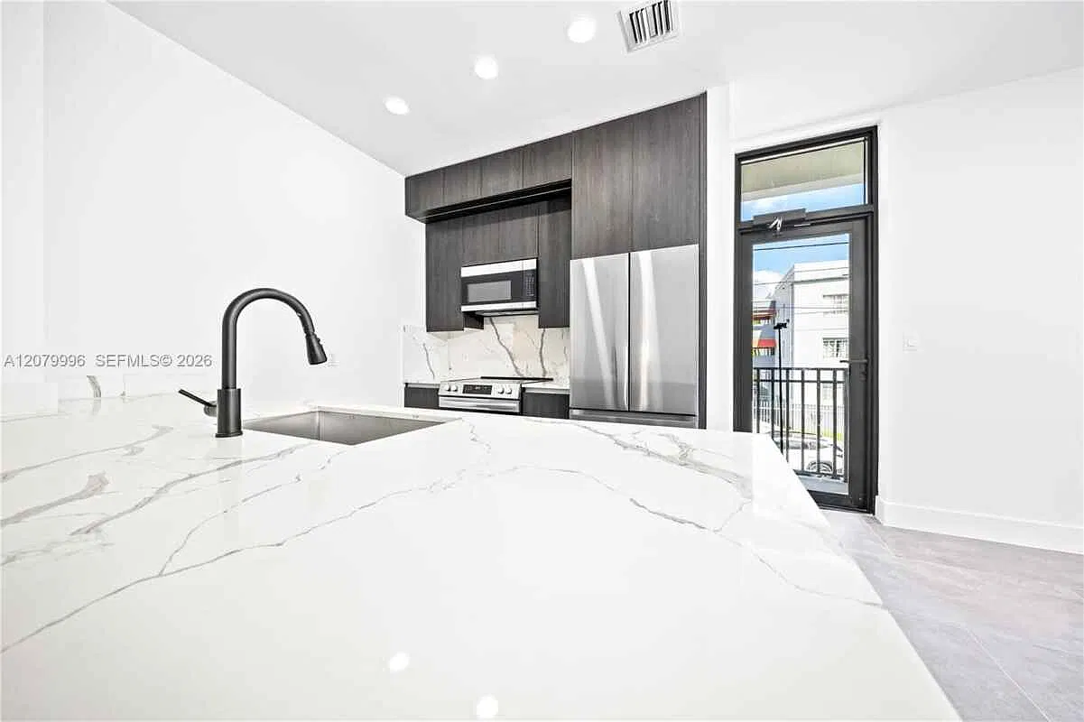 526 Sw 2nd St # 1 Miami, Fl 33130 — Photo 3