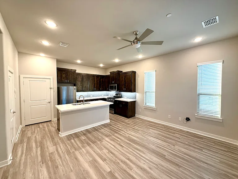 1321 Pebblebrook Ln — Photo 9