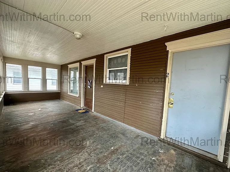 820 W 2nd St — Photo 2