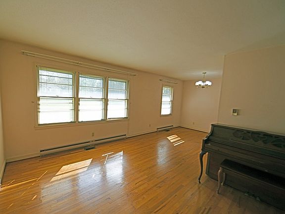 5th image of 127 Hill Dale Dr