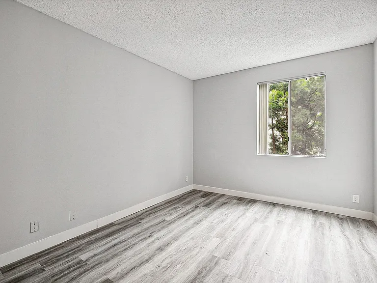 Catalina Apartments — Photo 11