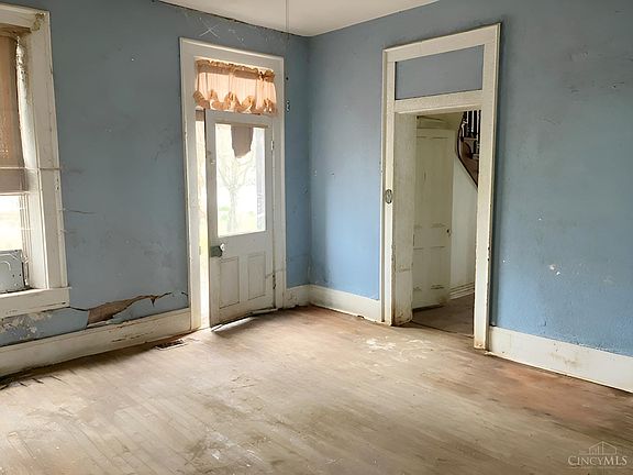 5th image of 208 Main St