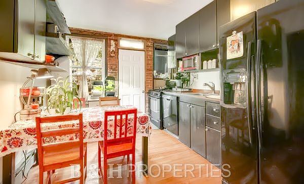 2nd image of 971 Kent Ave APT 2