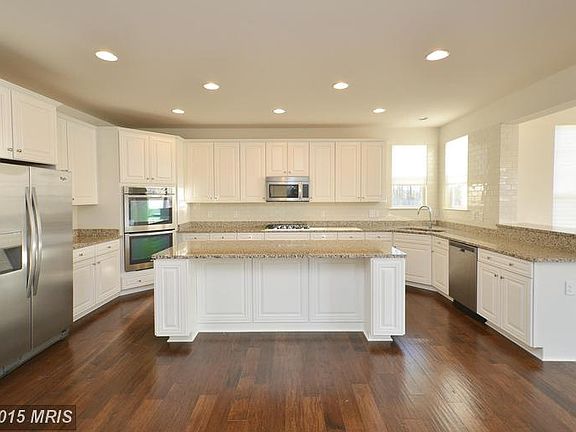 Gourmet Kitchen w/ Large Center Island