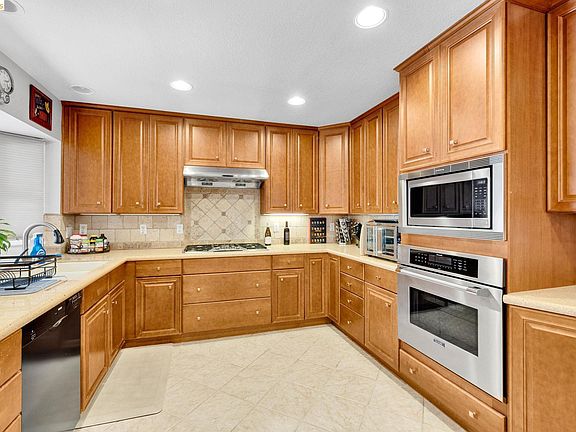 5th image of 524 Silver Lake Dr
