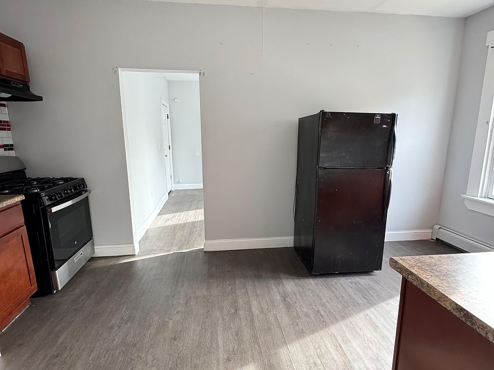 1st image of 29 Essex St Floor 1