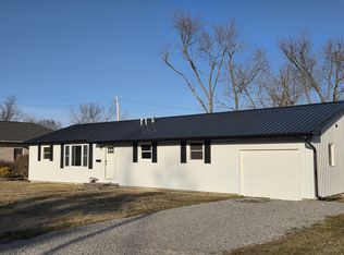 306 Bible St, Flora, IL 62839