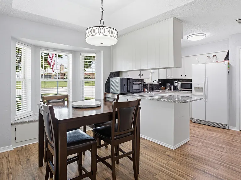 5526 Russell Dr — Photo 14