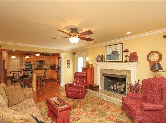 2nd image of 1711 Oxford Dr