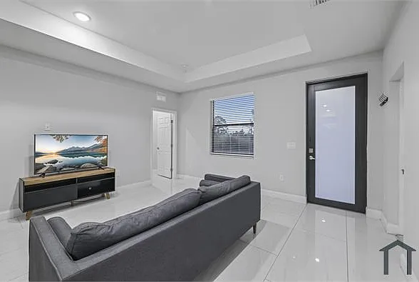 5 bed, 1822 sqft, $3,400 — Photo 3