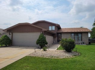 706 Roof Ave, Romeoville, IL 60446