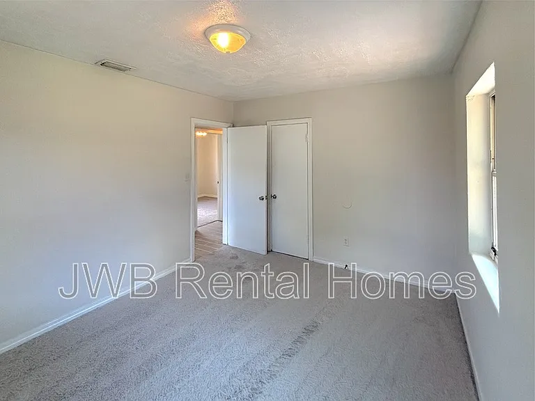 2248 Inwood Cir S — Photo 12