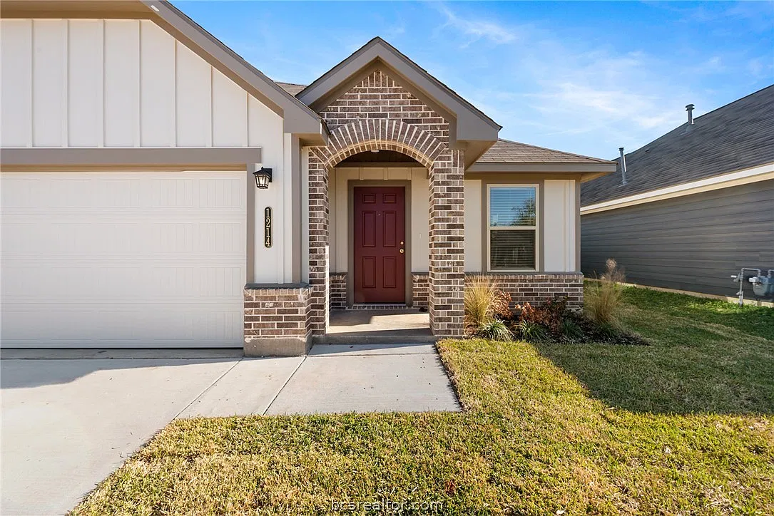3 bed, 1285 sqft, $1,900 — Photo 2