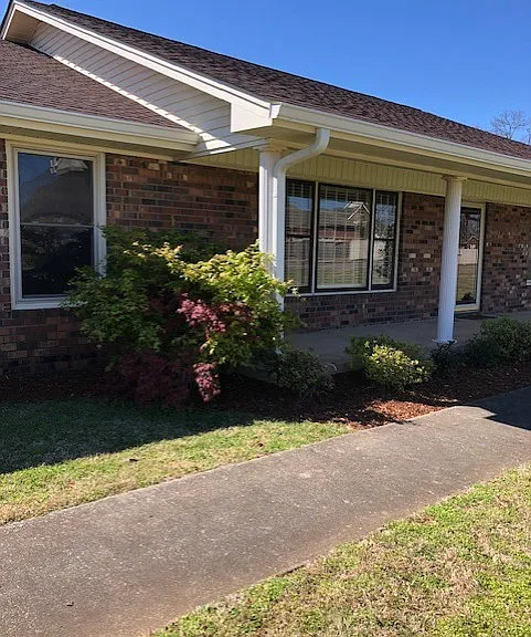 2202 Harding Ave — Photo 3