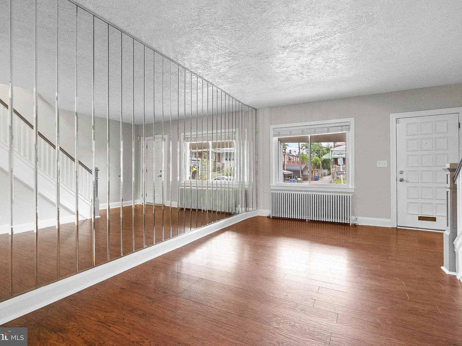 3 bed, 1.5 bath, 1955 sqft, $1,850 — Photo 2