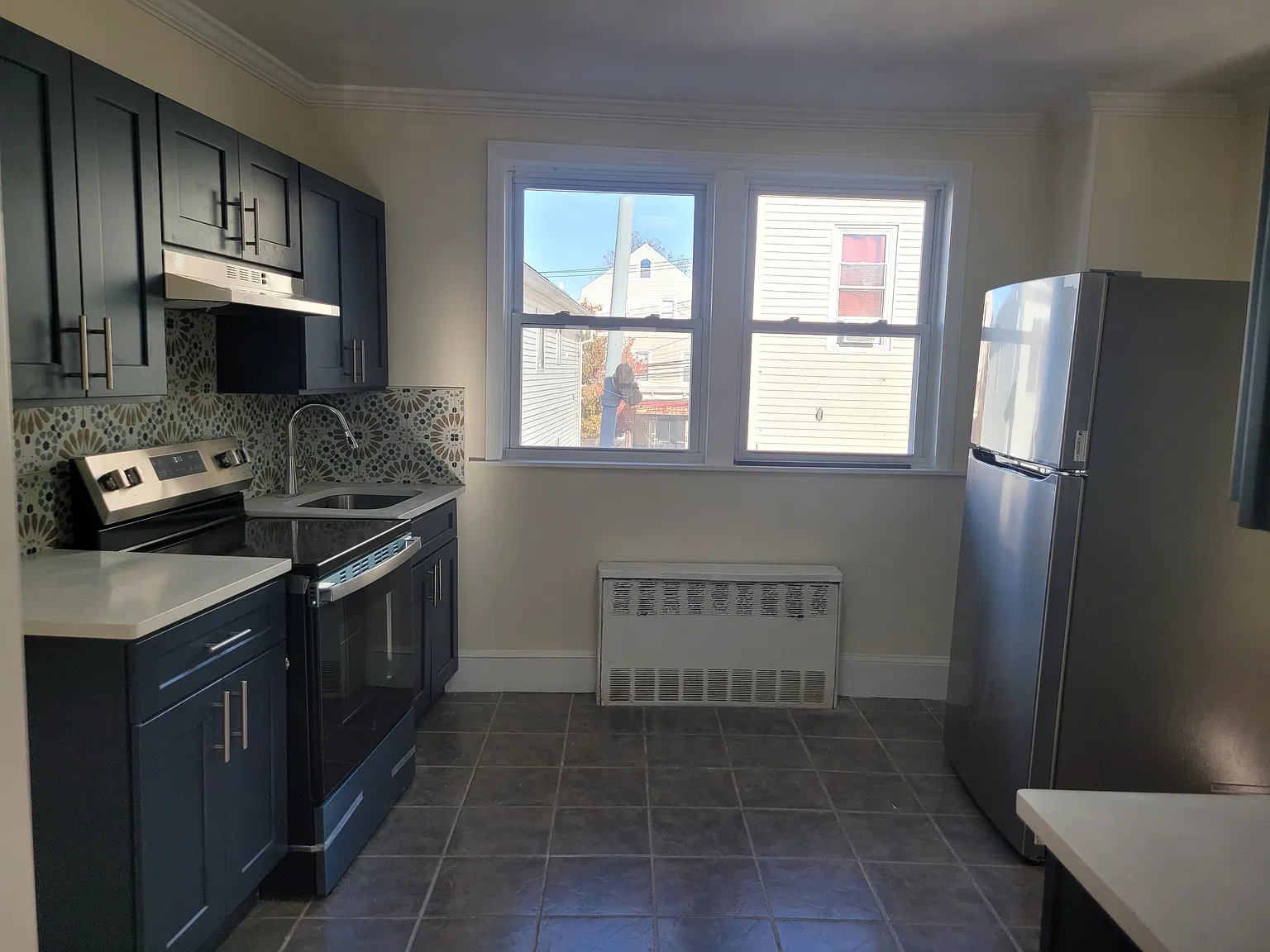 3 bed, 1100 sqft, $2,700 — Photo 2