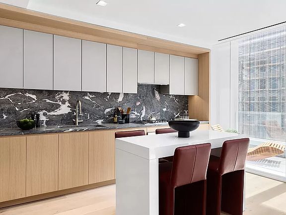 4th image of 101 W 14th St #5C