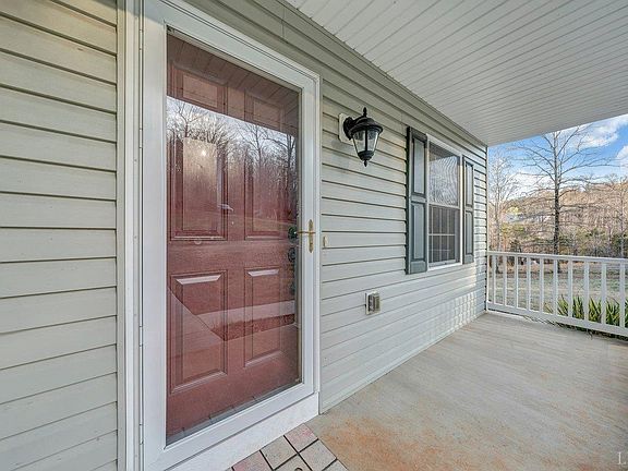 5th image of 111 Stillwater Ln