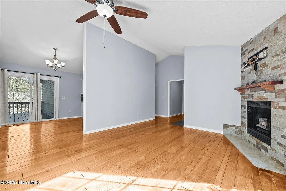 3 bed, 2.0 bath, 1186 sqft, $2,000 — Photo 4