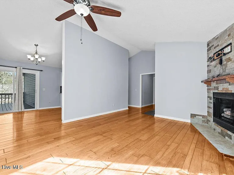 405 Spring Lake Dr — Photo 4