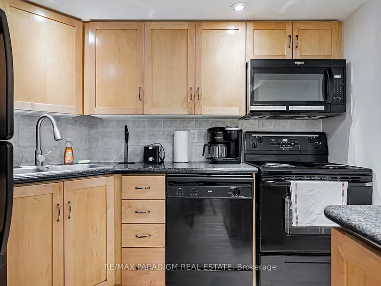 250 Wellington St W #228 — Photo 14