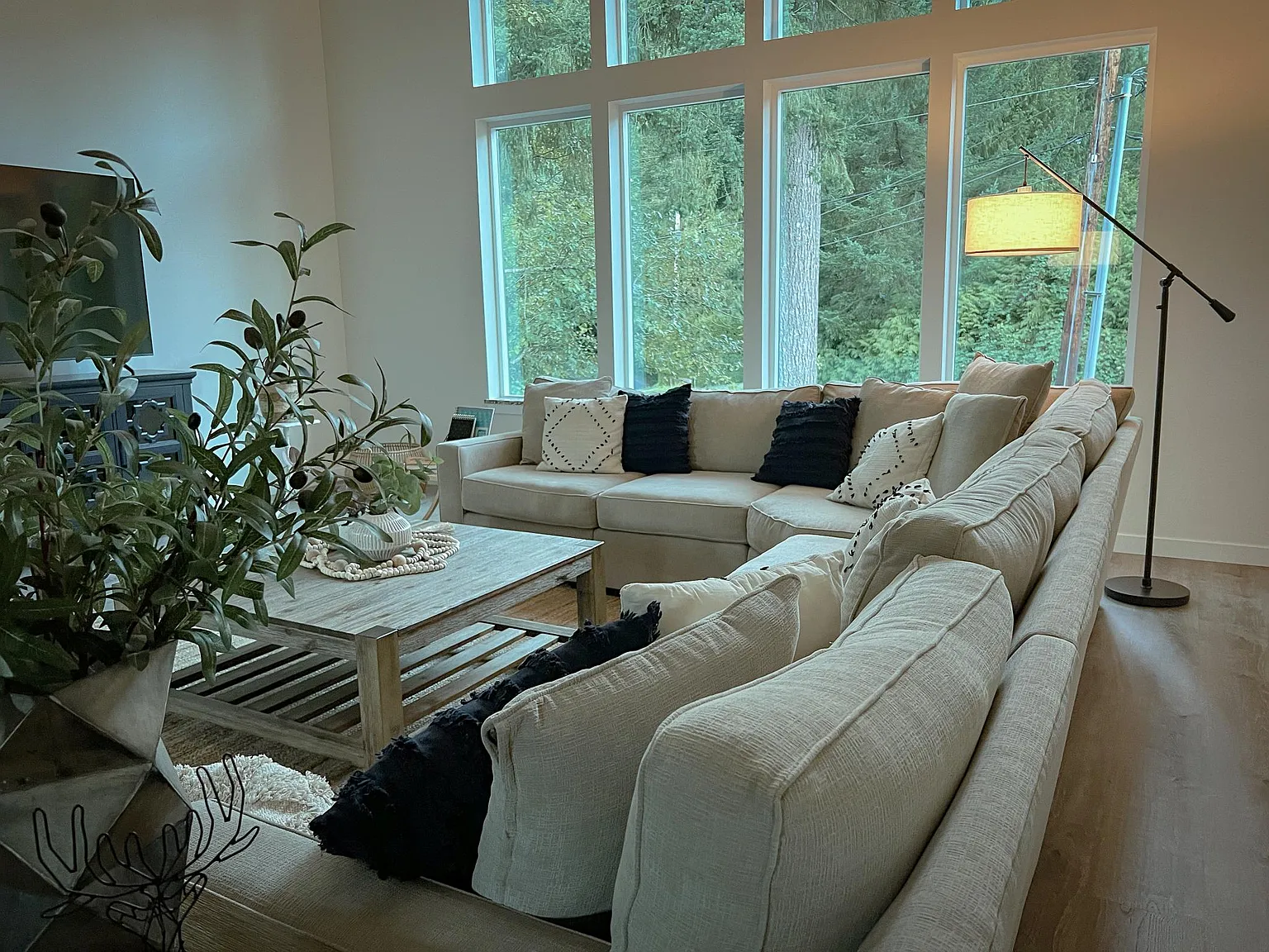 472 E Alder Dr — Photo 3