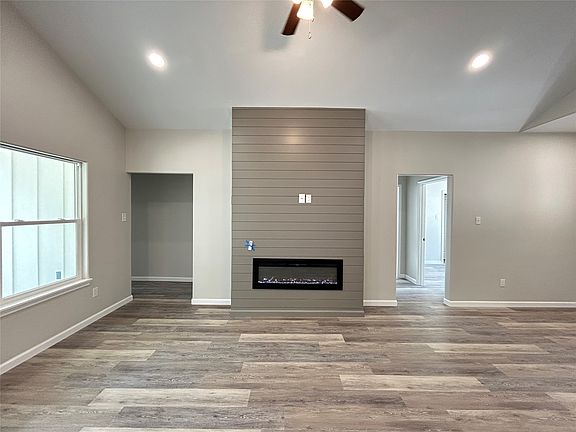5th image of 921 Putman St