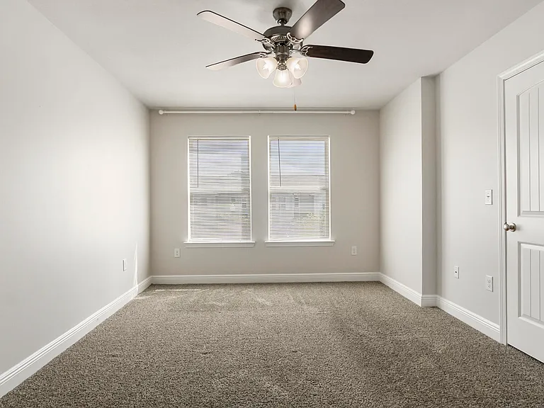 1881 Pointe Dr — Photo 14