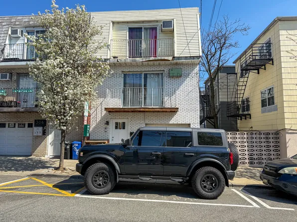 304 5th St, Union City, NJ 07087