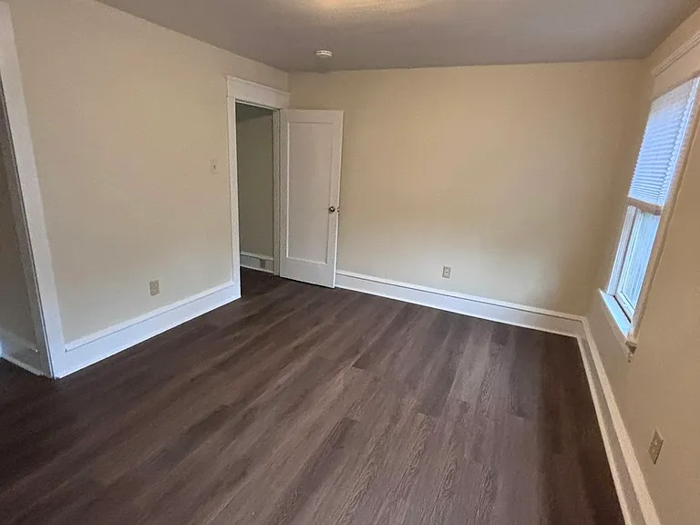 365 N Maple Ave — Photo 5