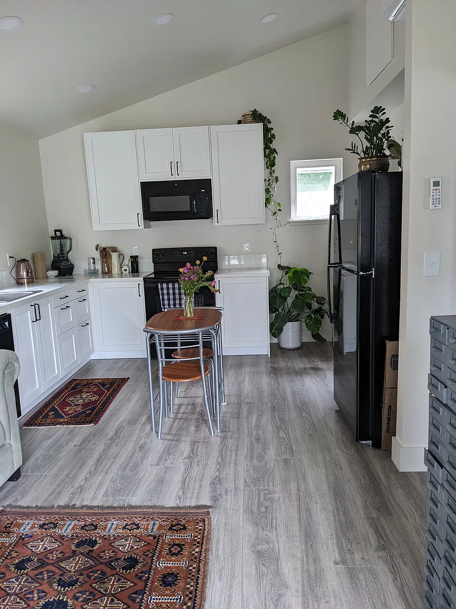 Full kitchen - 3004 N Custer Ave