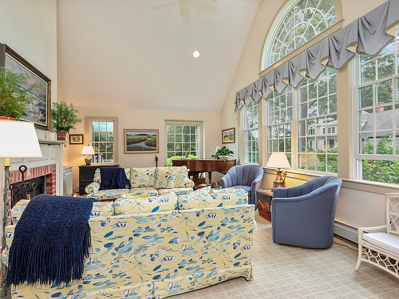 002-photo-living-room-7250870