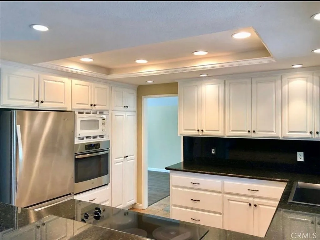 4 bed, 2338 sqft, $4,500 — Photo 3