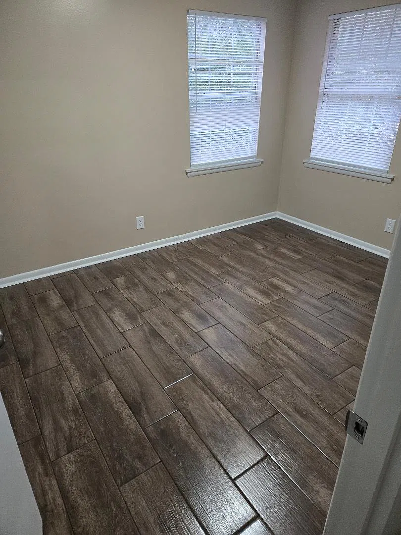 3 bed, 1.5 bath, 864 sqft, $1,050 — Photo 3