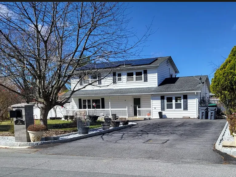 20 Scott Dr — Photo 1