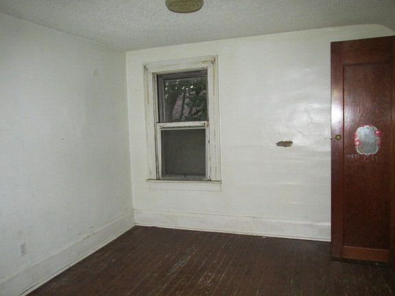 2nd image of 380 Oak St