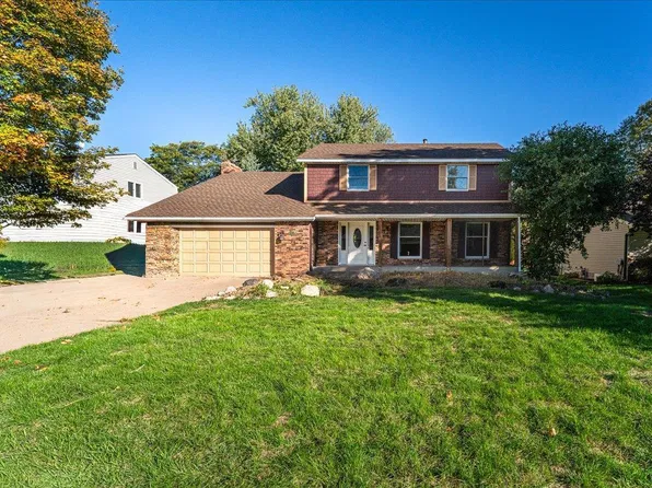 1331 Willow Cir, Roseville, MN 55113