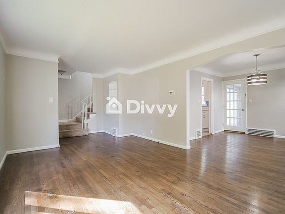 4th image of 1392 Villa Dr